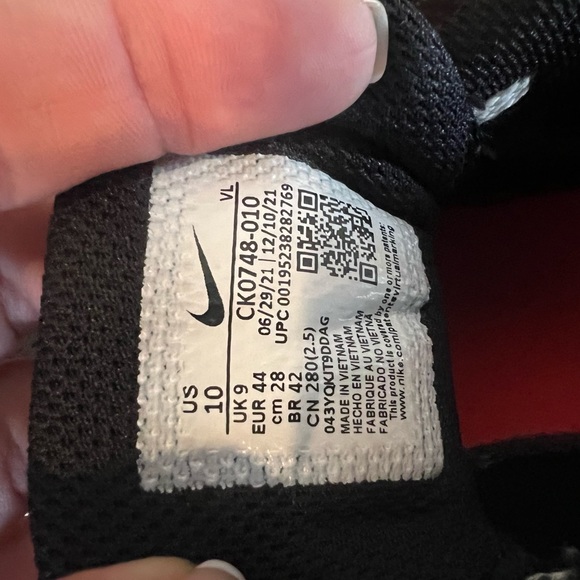 Nike Alpha Hurache Men’s size 10 turf shoes, black & white, excellent condition - Picture 3 of 6